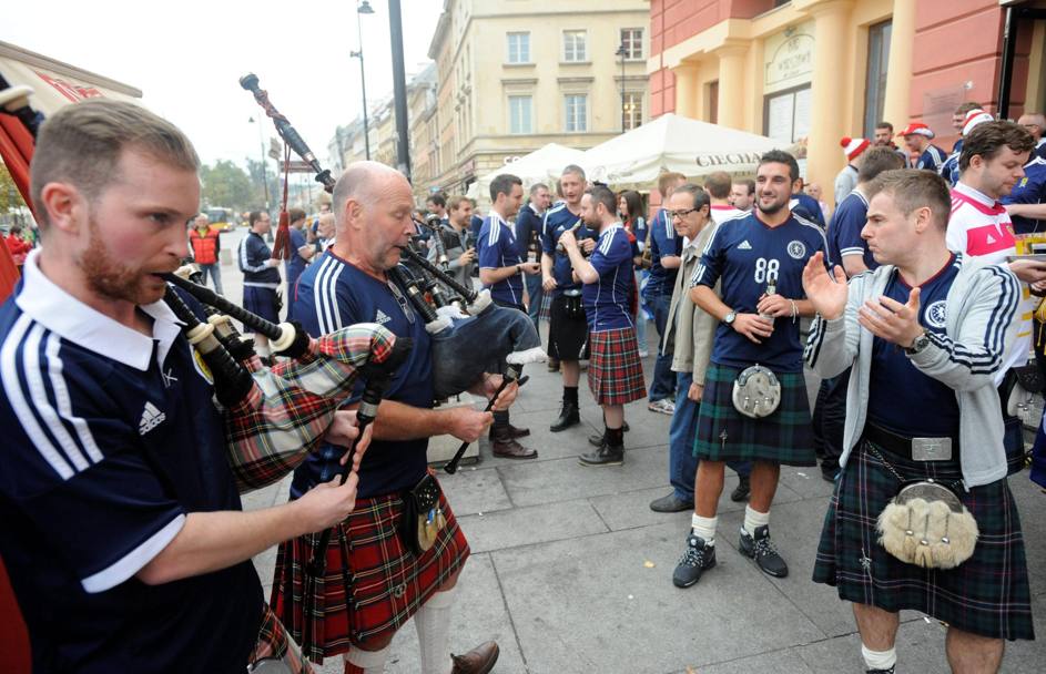 Tifosi scozzesi a Varsavia per la partita di qualificazione agli Euro 2016 Polonia vs Scozia (Epa)